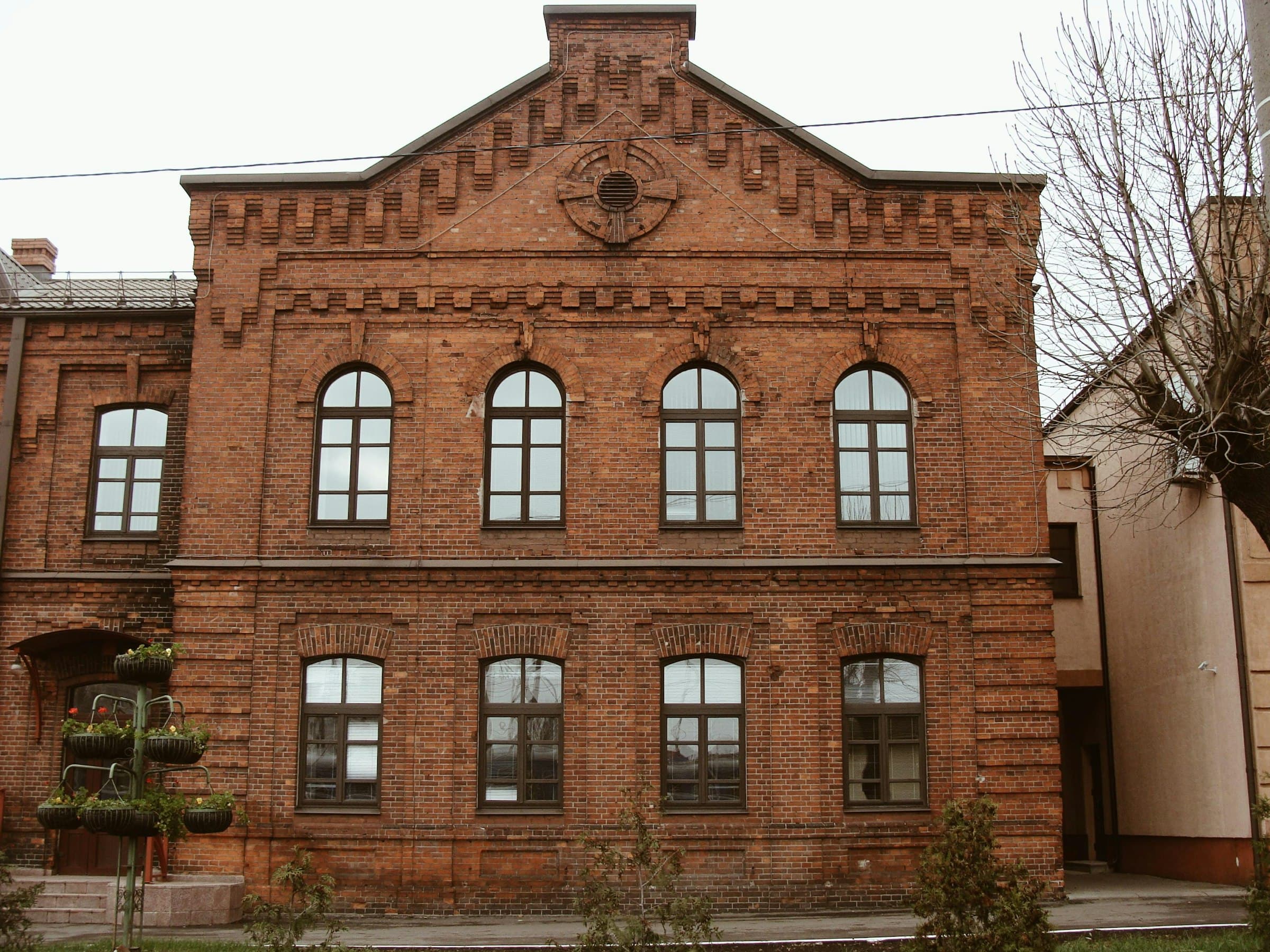 Backsteinfassade mit Rundbogenfenstern