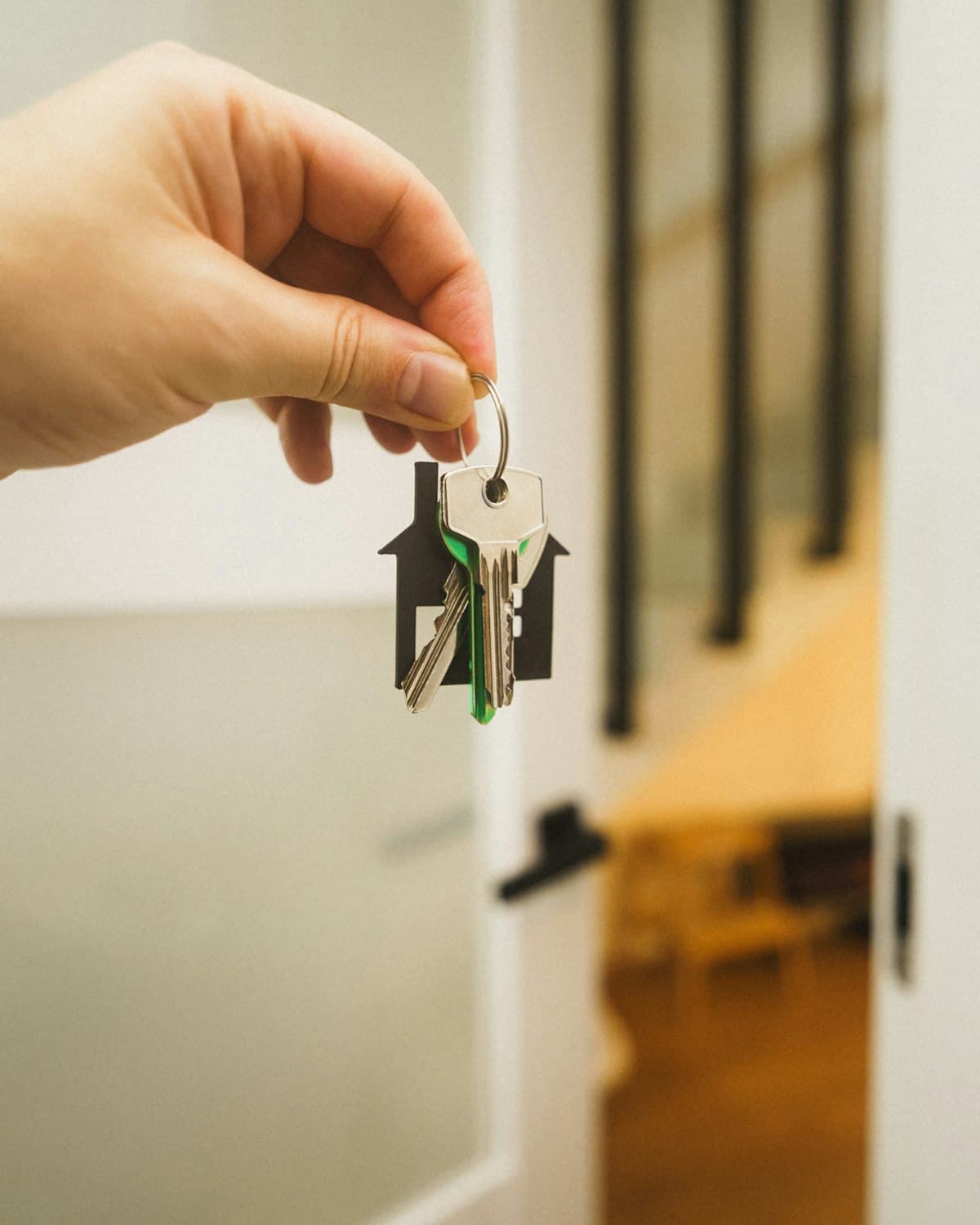 Ein Wohnungsschlüssel wird übergeben