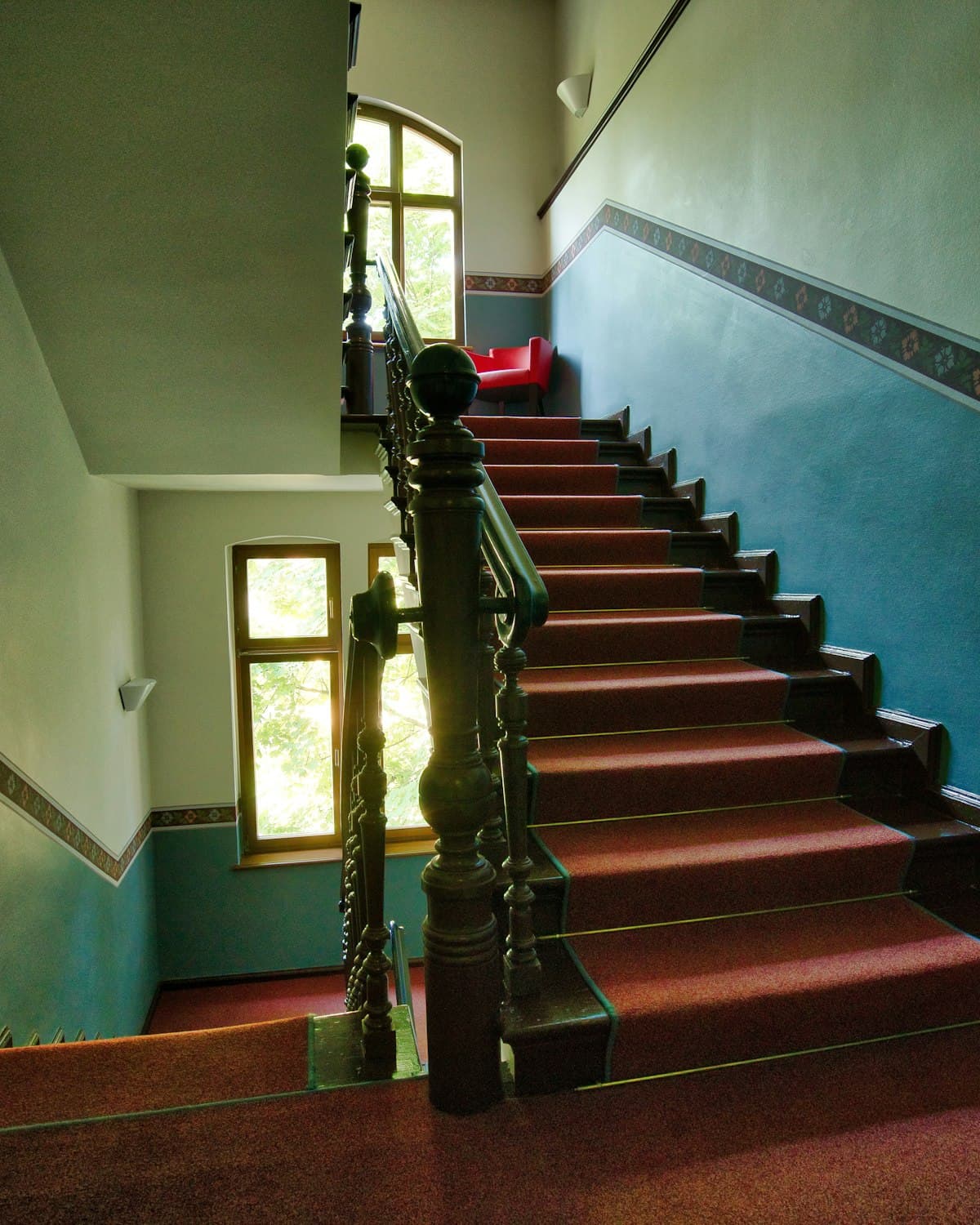 Treppenhaus eines Altbaus mit Holzgeländer